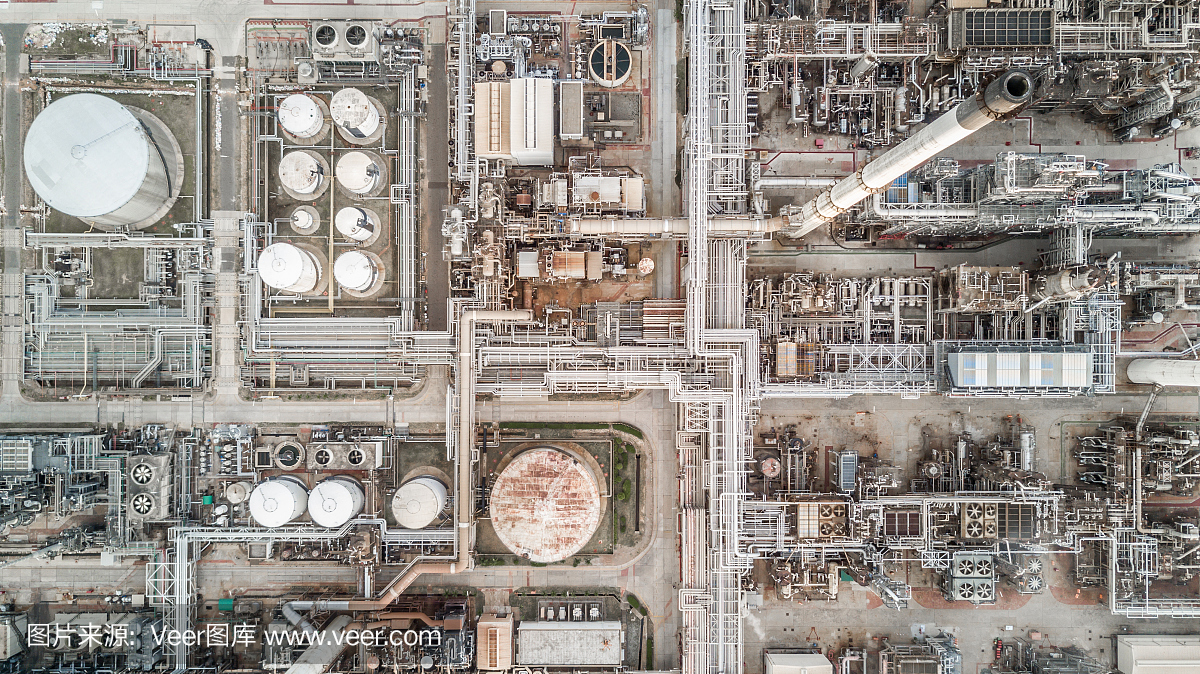 鳥(niǎo)瞰圖油品碼頭是用于存儲(chǔ)石油和石化產(chǎn)品的工業(yè)設(shè)施,準(zhǔn)備運(yùn)輸?shù)竭M(jìn)一步的存儲(chǔ)設(shè)施。